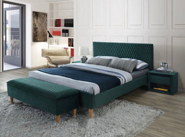 Modern zöld ágykeret magas fejvéggel és tölgyfa lábakkal.